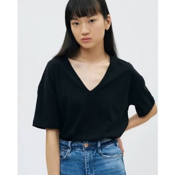 KOTN Tops - KOTN Leisure V-neck Tee Black, size XS